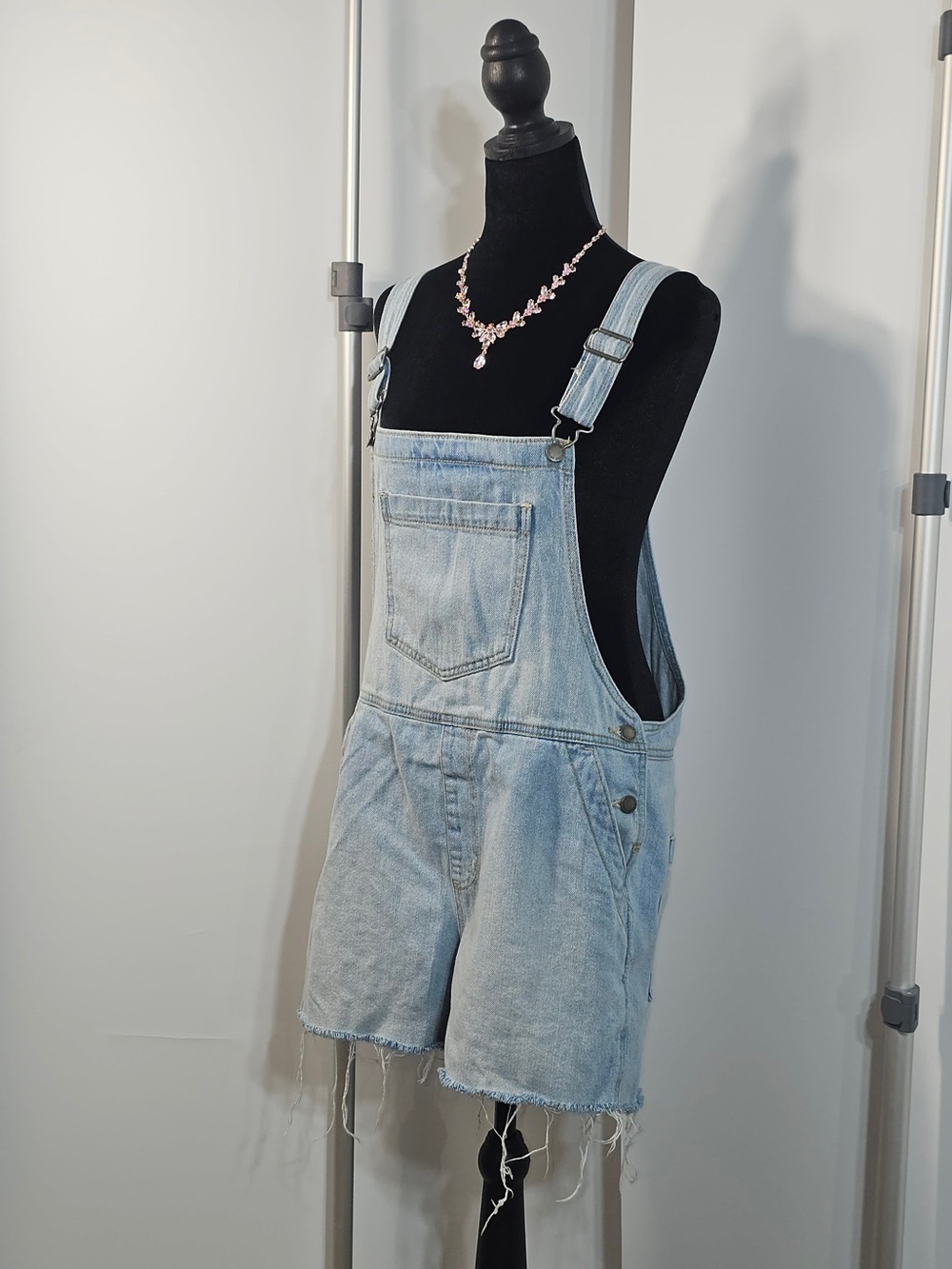 #176 Universal Thread Denim Short Overalls Size 6 Light Wash Distressed Frayed